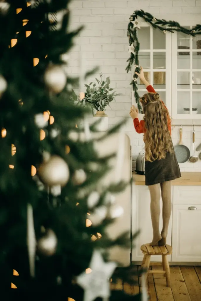 Ein Kind schmückt für Weihnachten.