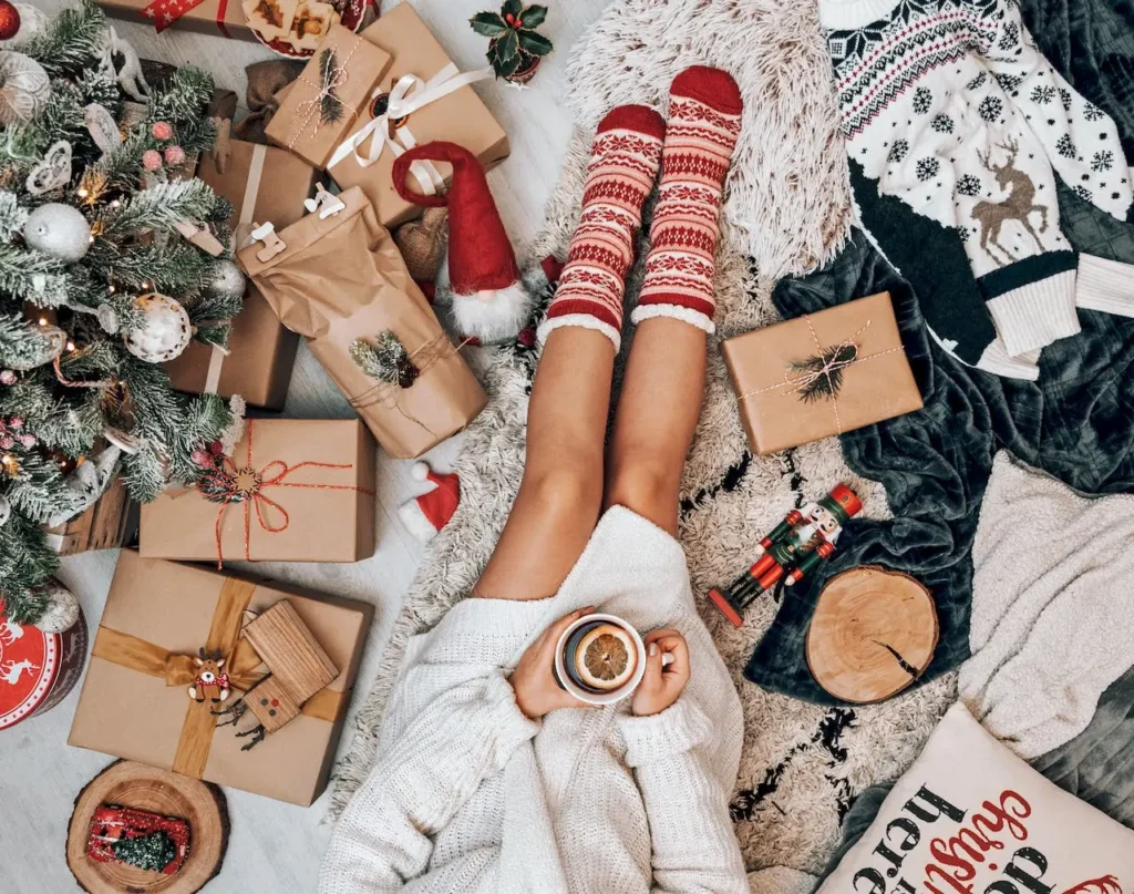 Frau genießt die Ruhe der Weihnachtszeit.