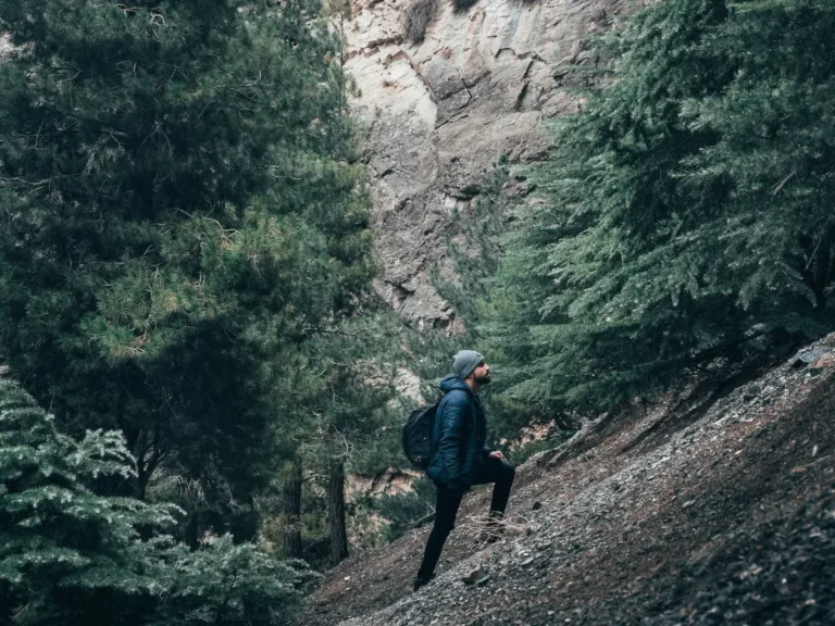 Ein Mann steigt einen Berg hinauf. Sinnbildlich steht dies für das Erreichen seiner Ziele.